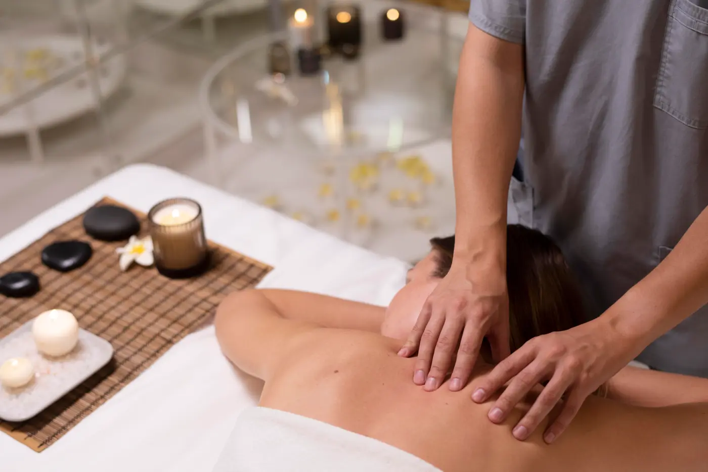 Massage and spa treatment, illustration 3 of 19.